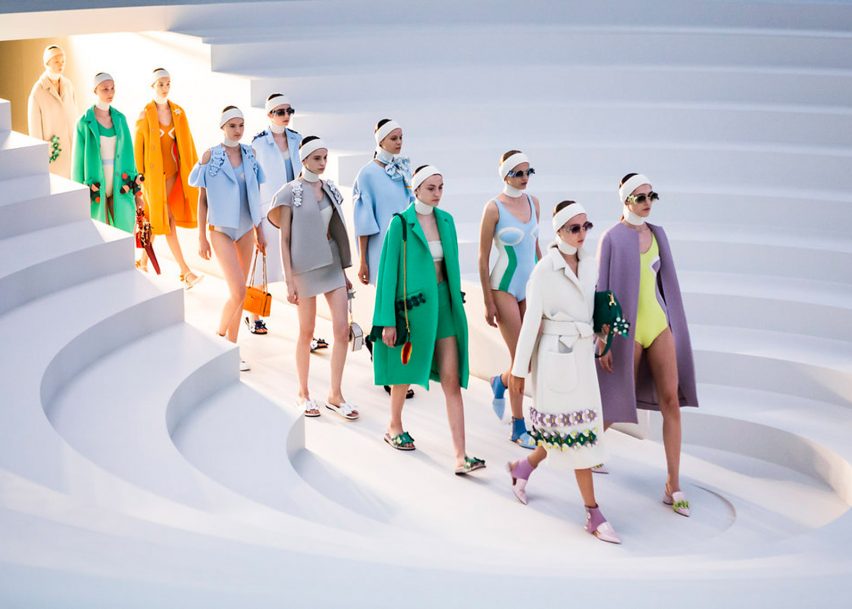 anya-hindmarch-ss17-fashion-show-london_dezeen_1568_19-852x609